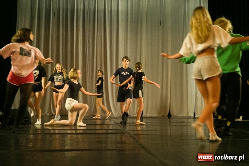 Zdjęcie w galerii na portalu naszraciborz.pl: Zaklęty łabędź. Tancerze z Polski i Czech zatańczą na stawie w parku Roth [FOTO] wiadomości z regionu