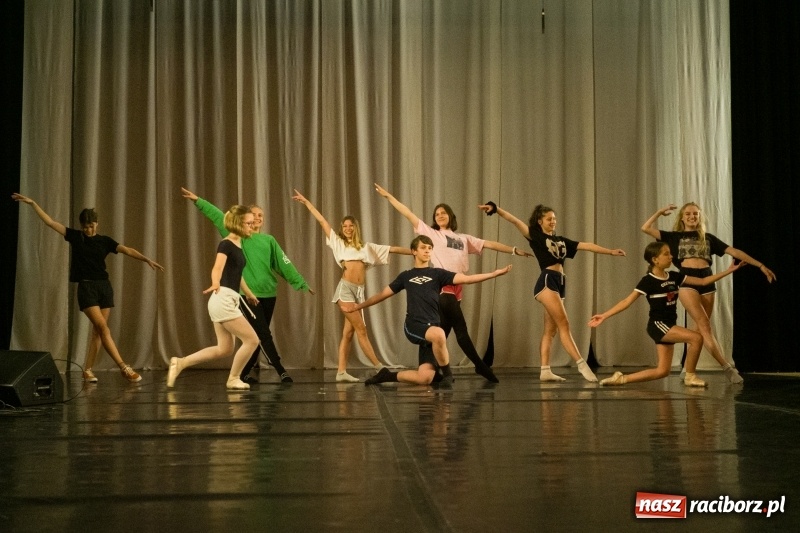 Zdjęcie w galerii na portalu naszraciborz.pl: Zaklęty łabędź. Tancerze z Polski i Czech zatańczą na stawie w parku Roth [FOTO] wiadomości z regionu