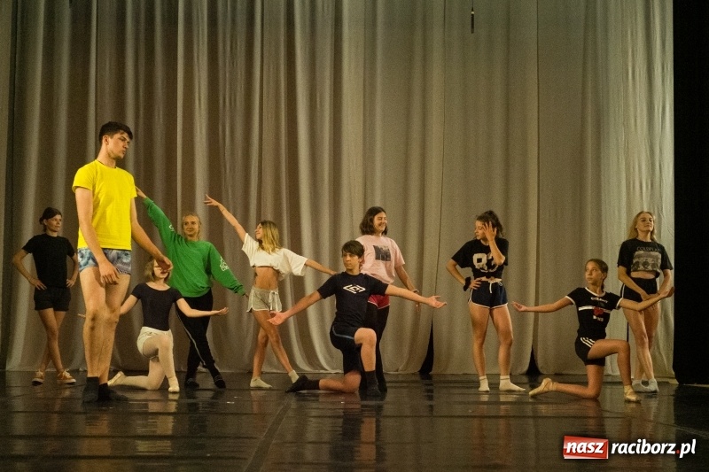 Zdjęcie w galerii na portalu naszraciborz.pl: Zaklęty łabędź. Tancerze z Polski i Czech zatańczą na stawie w parku Roth [FOTO] wiadomości z regionu