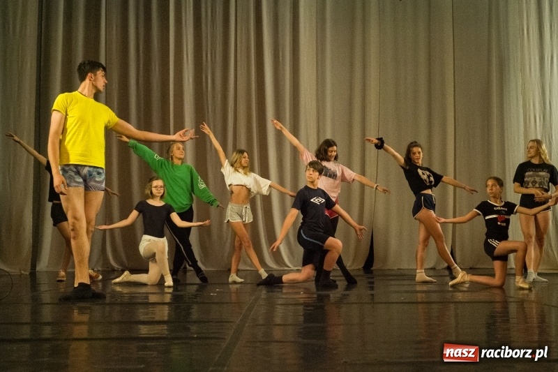 Zdjęcie w galerii na portalu naszraciborz.pl: Zaklęty łabędź. Tancerze z Polski i Czech zatańczą na stawie w parku Roth [FOTO] wiadomości z regionu