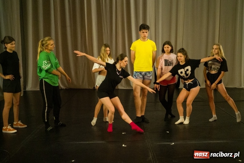 Zdjęcie w galerii na portalu naszraciborz.pl: Zaklęty łabędź. Tancerze z Polski i Czech zatańczą na stawie w parku Roth [FOTO] wiadomości z regionu