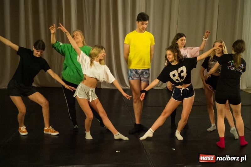 Zdjęcie w galerii na portalu naszraciborz.pl: Zaklęty łabędź. Tancerze z Polski i Czech zatańczą na stawie w parku Roth [FOTO] wiadomości z regionu