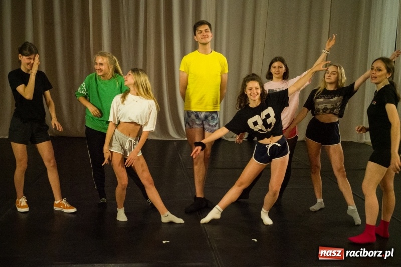 Zdjęcie w galerii na portalu naszraciborz.pl: Zaklęty łabędź. Tancerze z Polski i Czech zatańczą na stawie w parku Roth [FOTO] wiadomości z regionu