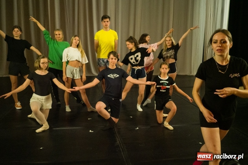 Zdjęcie w galerii na portalu naszraciborz.pl: Zaklęty łabędź. Tancerze z Polski i Czech zatańczą na stawie w parku Roth [FOTO] wiadomości z regionu