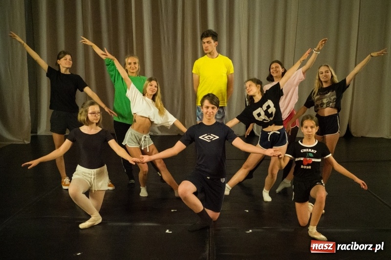 Zdjęcie w galerii na portalu naszraciborz.pl: Zaklęty łabędź. Tancerze z Polski i Czech zatańczą na stawie w parku Roth [FOTO] wiadomości z regionu