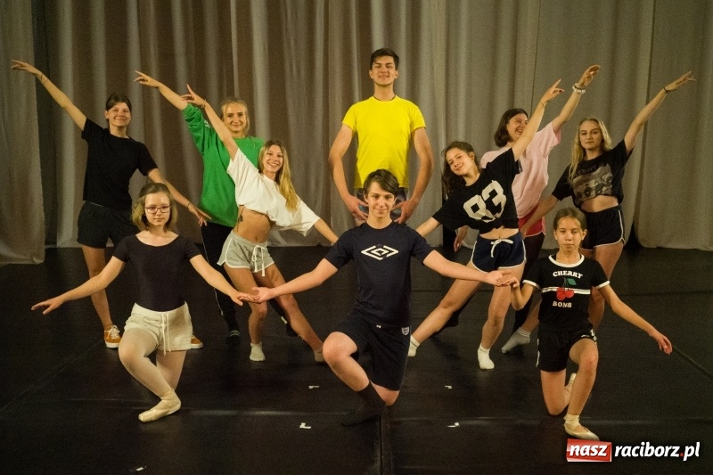 Zdjęcie w galerii na portalu naszraciborz.pl: Zaklęty łabędź. Tancerze z Polski i Czech zatańczą na stawie w parku Roth [FOTO] wiadomości z regionu