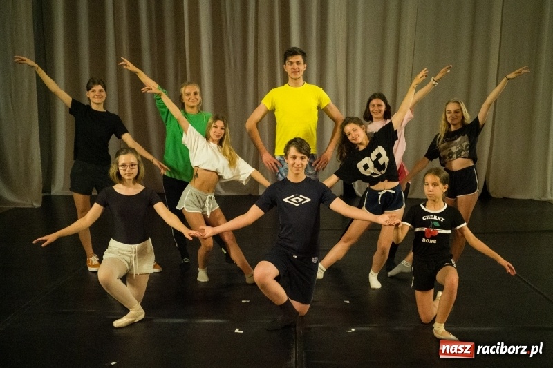 Zdjęcie w galerii na portalu naszraciborz.pl: Zaklęty łabędź. Tancerze z Polski i Czech zatańczą na stawie w parku Roth [FOTO] wiadomości z regionu