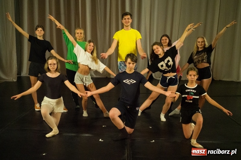 Zdjęcie w galerii na portalu naszraciborz.pl: Zaklęty łabędź. Tancerze z Polski i Czech zatańczą na stawie w parku Roth [FOTO] wiadomości z regionu