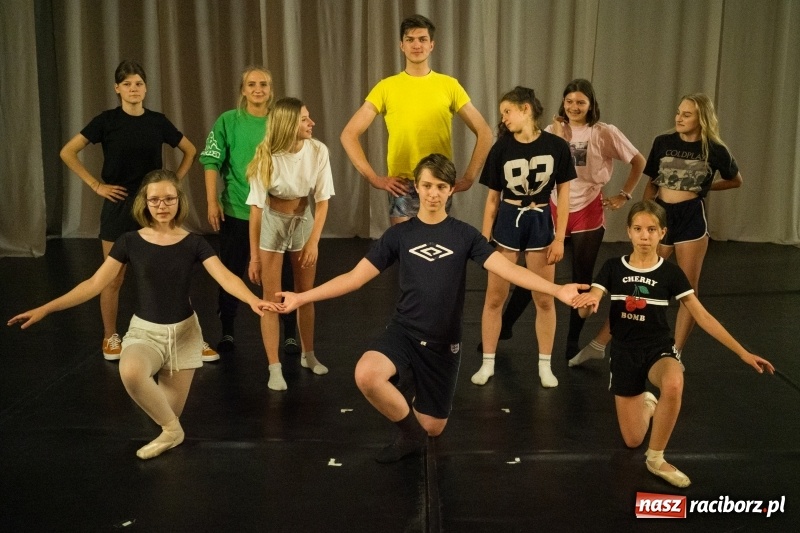 Zdjęcie w galerii na portalu naszraciborz.pl: Zaklęty łabędź. Tancerze z Polski i Czech zatańczą na stawie w parku Roth [FOTO] wiadomości z regionu