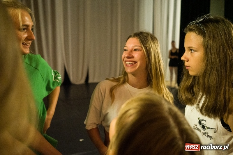 Zdjęcie w galerii na portalu naszraciborz.pl: Zaklęty łabędź. Tancerze z Polski i Czech zatańczą na stawie w parku Roth [FOTO] wiadomości z regionu