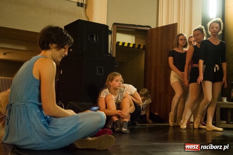 Zdjęcie w galerii na portalu naszraciborz.pl: Zaklęty łabędź. Tancerze z Polski i Czech zatańczą na stawie w parku Roth [FOTO] wiadomości z regionu