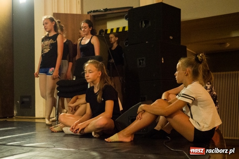 Zdjęcie w galerii na portalu naszraciborz.pl: Zaklęty łabędź. Tancerze z Polski i Czech zatańczą na stawie w parku Roth [FOTO] wiadomości z regionu