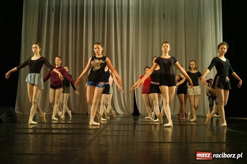 Zdjęcie w galerii na portalu naszraciborz.pl: Zaklęty łabędź. Tancerze z Polski i Czech zatańczą na stawie w parku Roth [FOTO] wiadomości z regionu