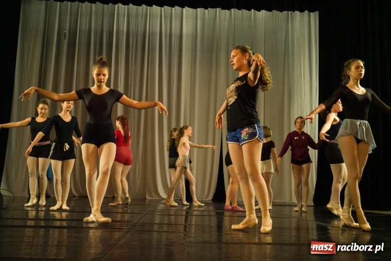 Zdjęcie w galerii na portalu naszraciborz.pl: Zaklęty łabędź. Tancerze z Polski i Czech zatańczą na stawie w parku Roth [FOTO] wiadomości z regionu