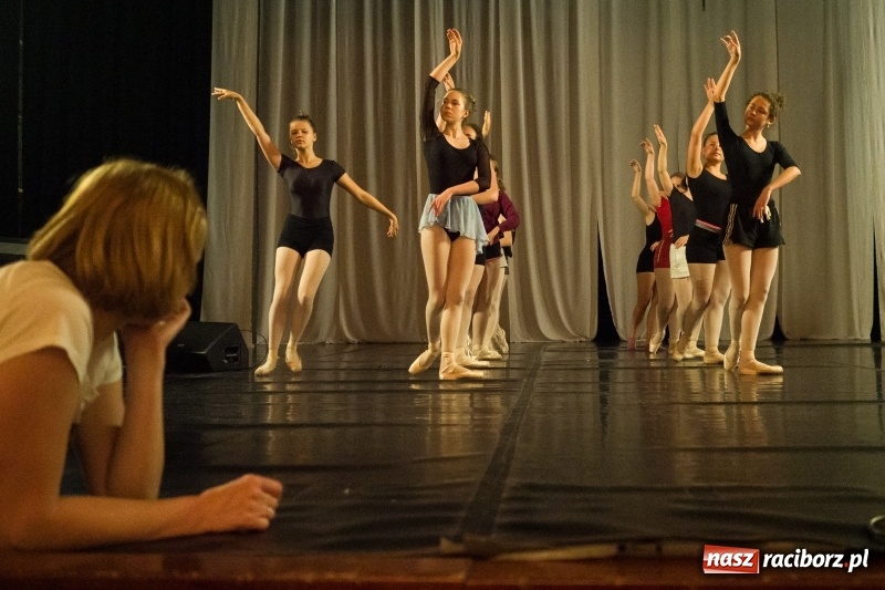 Zdjęcie w galerii na portalu naszraciborz.pl: Zaklęty łabędź. Tancerze z Polski i Czech zatańczą na stawie w parku Roth [FOTO] wiadomości z regionu