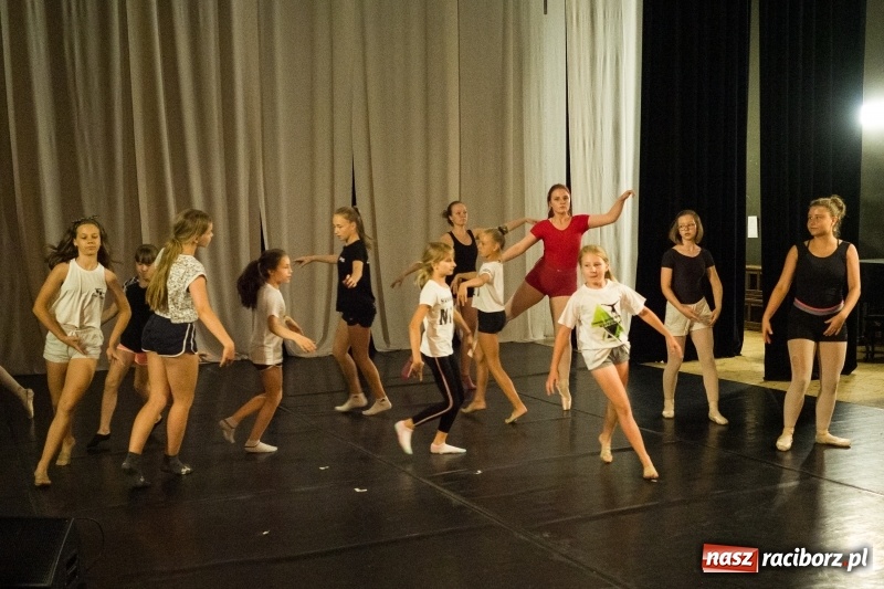 Zdjęcie w galerii na portalu naszraciborz.pl: Zaklęty łabędź. Tancerze z Polski i Czech zatańczą na stawie w parku Roth [FOTO] wiadomości z regionu