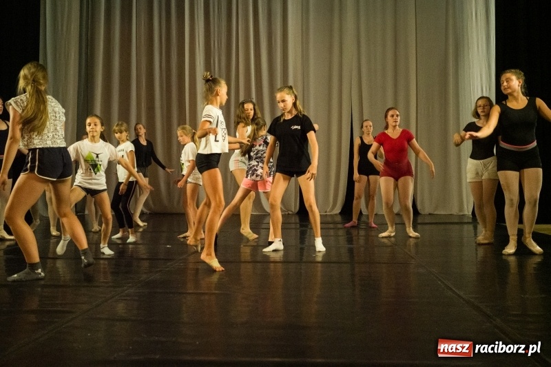 Zdjęcie w galerii na portalu naszraciborz.pl: Zaklęty łabędź. Tancerze z Polski i Czech zatańczą na stawie w parku Roth [FOTO] wiadomości z regionu