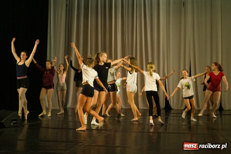 Zdjęcie w galerii na portalu naszraciborz.pl: Zaklęty łabędź. Tancerze z Polski i Czech zatańczą na stawie w parku Roth [FOTO] wiadomości z regionu