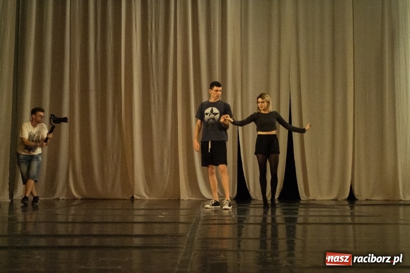 Zdjęcie w galerii na portalu naszraciborz.pl: Zaklęty łabędź. Tancerze z Polski i Czech zatańczą na stawie w parku Roth [FOTO] wiadomości z regionu