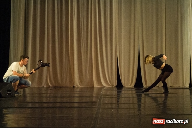 Zdjęcie w galerii na portalu naszraciborz.pl: Zaklęty łabędź. Tancerze z Polski i Czech zatańczą na stawie w parku Roth [FOTO] wiadomości z regionu