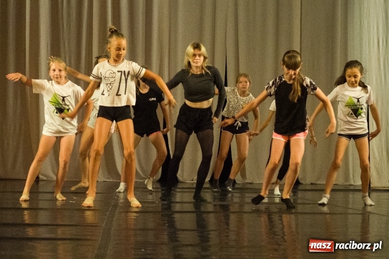 Zdjęcie w galerii na portalu naszraciborz.pl: Zaklęty łabędź. Tancerze z Polski i Czech zatańczą na stawie w parku Roth [FOTO] wiadomości z regionu