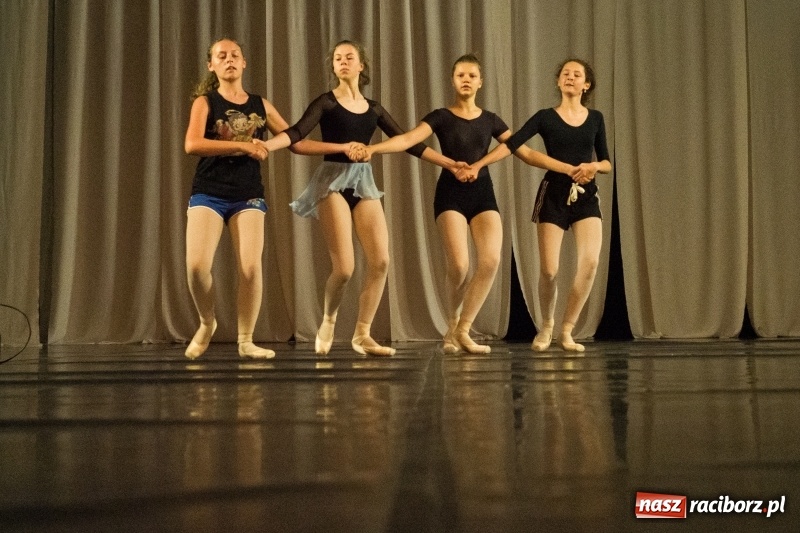 Zdjęcie w galerii na portalu naszraciborz.pl: Zaklęty łabędź. Tancerze z Polski i Czech zatańczą na stawie w parku Roth [FOTO] wiadomości z regionu