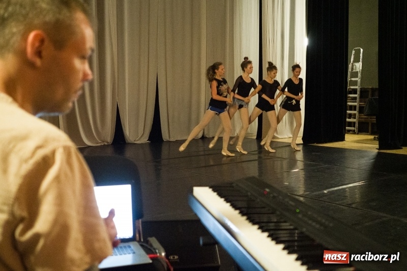 Zdjęcie w galerii na portalu naszraciborz.pl: Zaklęty łabędź. Tancerze z Polski i Czech zatańczą na stawie w parku Roth [FOTO] wiadomości z regionu