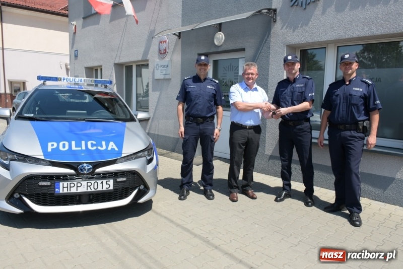 Zdjęcie w galerii na portalu naszraciborz.pl: Na drogi gminy Krzyżanowice wyjechała nowiutka hybrydowa toyota  wiadomości z regionu