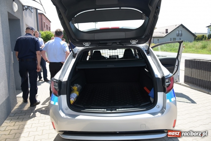 Zdjęcie w galerii na portalu naszraciborz.pl: Na drogi gminy Krzyżanowice wyjechała nowiutka hybrydowa toyota  wiadomości z regionu