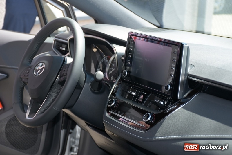 Zdjęcie w galerii na portalu naszraciborz.pl: Na drogi gminy Krzyżanowice wyjechała nowiutka hybrydowa toyota  wiadomości z regionu