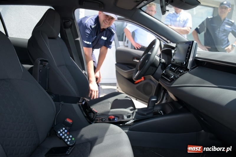 Zdjęcie w galerii na portalu naszraciborz.pl: Na drogi gminy Krzyżanowice wyjechała nowiutka hybrydowa toyota  wiadomości z regionu