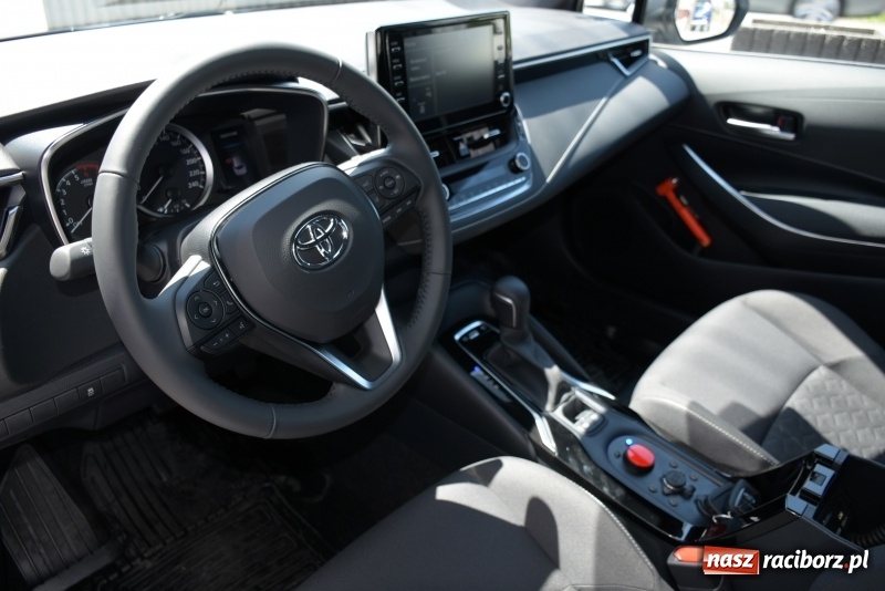 Zdjęcie w galerii na portalu naszraciborz.pl: Na drogi gminy Krzyżanowice wyjechała nowiutka hybrydowa toyota  wiadomości z regionu