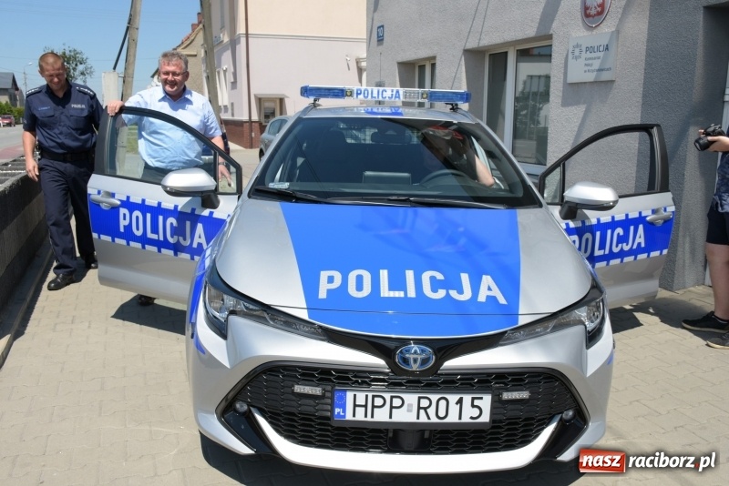 Zdjęcie w galerii na portalu naszraciborz.pl: Na drogi gminy Krzyżanowice wyjechała nowiutka hybrydowa toyota  wiadomości z regionu