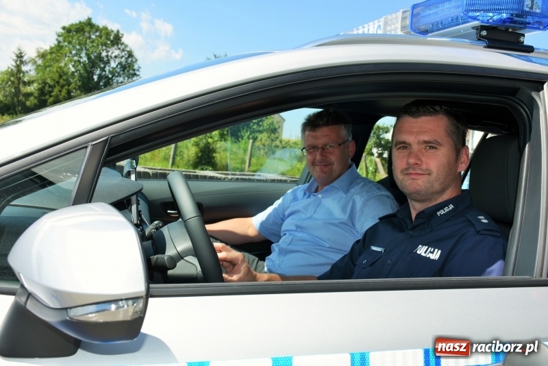 Zdjęcie w galerii na portalu naszraciborz.pl: Na drogi gminy Krzyżanowice wyjechała nowiutka hybrydowa toyota  wiadomości z regionu