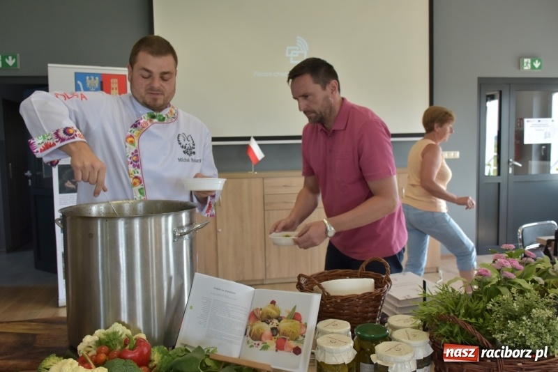Zdjęcie w galerii na portalu naszraciborz.pl: Gotował dla szejka i na diamentowy jubileusz królowej Elżbiety. Wczoraj odwiedził Rudyszwałd wiadomości z regionu