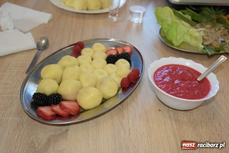 Zdjęcie w galerii na portalu naszraciborz.pl: Gotował dla szejka i na diamentowy jubileusz królowej Elżbiety. Wczoraj odwiedził Rudyszwałd wiadomości z regionu