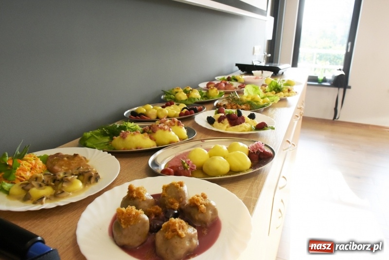 Zdjęcie w galerii na portalu naszraciborz.pl: Gotował dla szejka i na diamentowy jubileusz królowej Elżbiety. Wczoraj odwiedził Rudyszwałd wiadomości z regionu