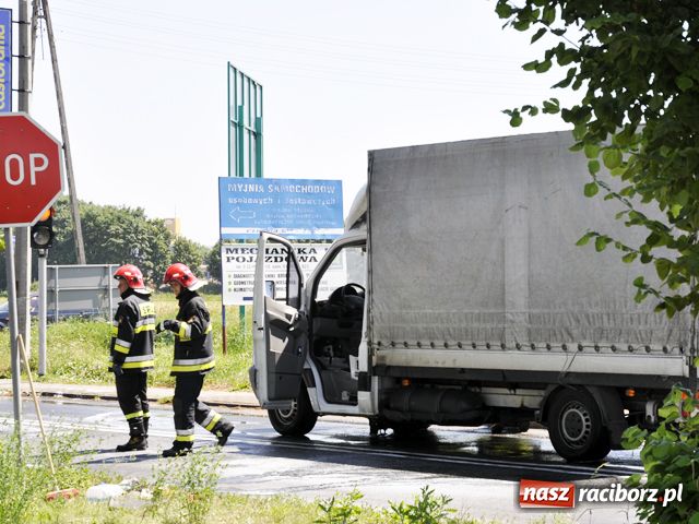 Zdjęcie w galerii na portalu naszraciborz.pl: Mercedes z Czech zapalił się na mycie wiadomości z regionu