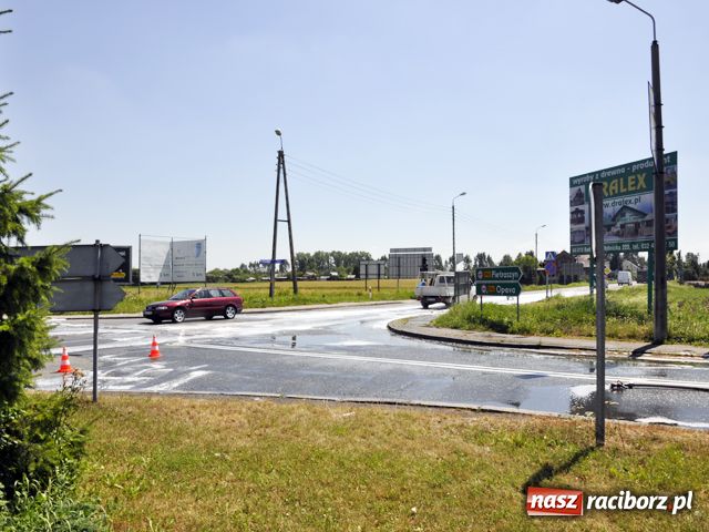 Zdjęcie w galerii na portalu naszraciborz.pl: Mercedes z Czech zapalił się na mycie wiadomości z regionu