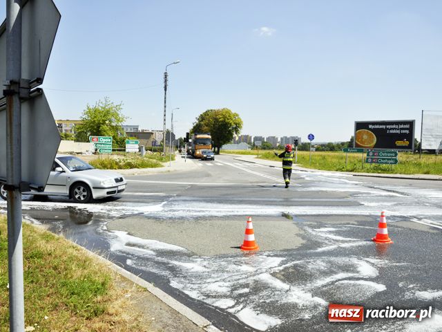 Zdjęcie w galerii na portalu naszraciborz.pl: Mercedes z Czech zapalił się na mycie wiadomości z regionu