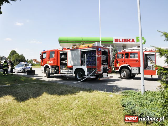 Zdjęcie w galerii na portalu naszraciborz.pl: Mercedes z Czech zapalił się na mycie wiadomości z regionu