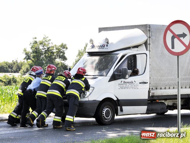 Zdjęcie w galerii na portalu naszraciborz.pl: Mercedes z Czech zapalił się na mycie wiadomości z regionu