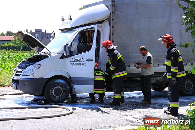 Zdjęcie w galerii na portalu naszraciborz.pl: Mercedes z Czech zapalił się na mycie wiadomości z regionu