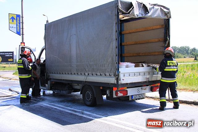 Zdjęcie w galerii na portalu naszraciborz.pl: Mercedes z Czech zapalił się na mycie wiadomości z regionu