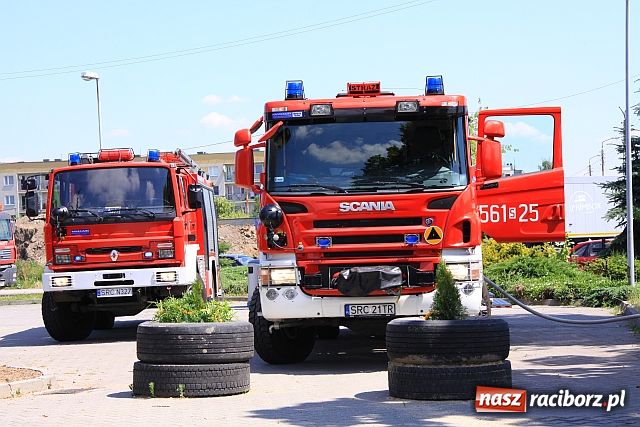 Zdjęcie w galerii na portalu naszraciborz.pl: Mercedes z Czech zapalił się na mycie wiadomości z regionu