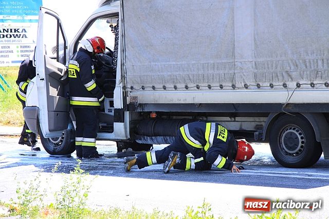 Zdjęcie w galerii na portalu naszraciborz.pl: Mercedes z Czech zapalił się na mycie wiadomości z regionu