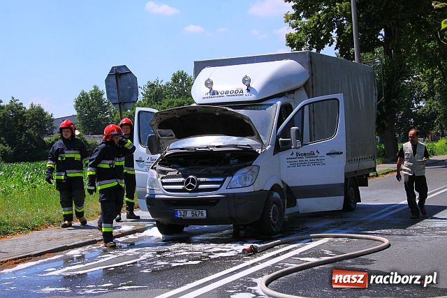 Zdjęcie w galerii na portalu naszraciborz.pl: Mercedes z Czech zapalił się na mycie wiadomości z regionu