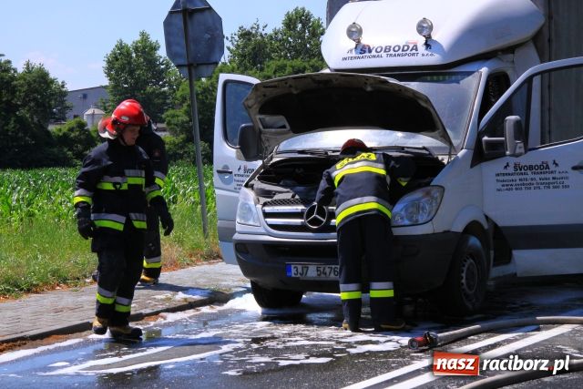 Zdjęcie w galerii na portalu naszraciborz.pl: Mercedes z Czech zapalił się na mycie wiadomości z regionu