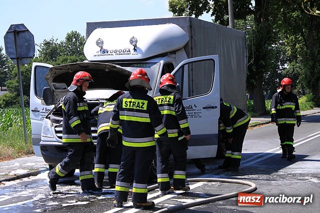 Zdjęcie w galerii na portalu naszraciborz.pl: Mercedes z Czech zapalił się na mycie wiadomości z regionu