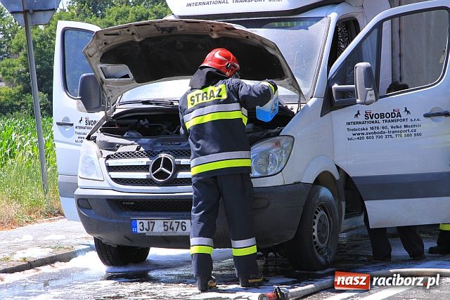 Zdjęcie w galerii na portalu naszraciborz.pl: Mercedes z Czech zapalił się na mycie wiadomości z regionu